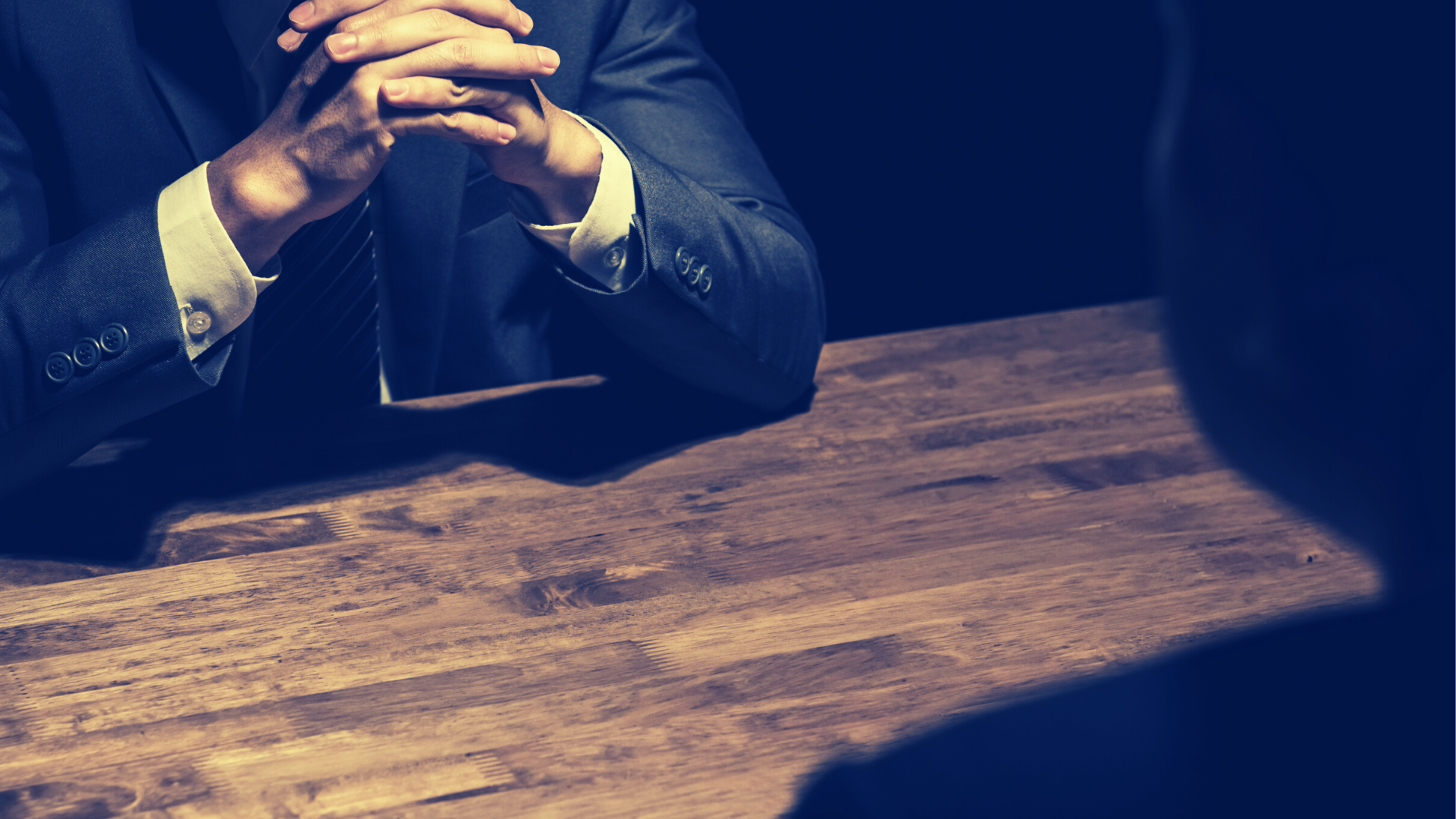 Допрос с лампой. Комната допроса в полиции. Лицом к лицу допрос. Следователь и обвиняемый. Допрос.